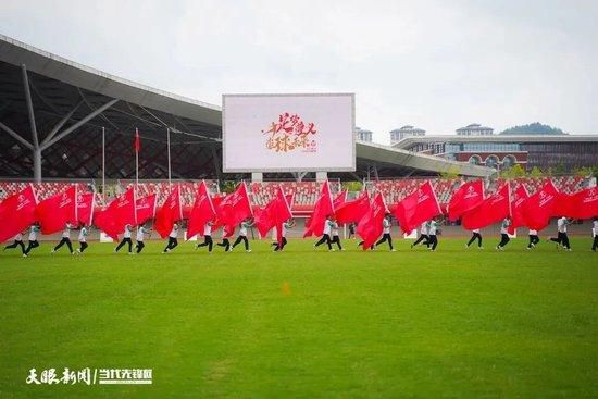 2018年，美国总统为了本身的竞选可以或许胜出，再次启动了登月打算。当世界上第一名黑人宇航员詹姆斯·华盛顿（克里斯托弗·卡比 Christopher Kirby 饰）与火伴踏上月球时，却遭受到了枪弹的攻击。本来，早在1945年纳粹行将战败之时，纳粹的科学家在反重力的研究上获得了庞大的冲破，并在南极的奥秘基地上，将一支纳粹的研究军队奉上了月球，并在月球后背成立起了一个军事基地。在那边，纳粹的科学家不分日夜地研究新手艺、改良兵器，企图在月球上从头成立起军队，反扑地球。华盛顿被俘后，其随身携带的智妙手机被纳粹的科学家以为是启动他们的最终飞船的关头部件，是以掌权的军官阿德勒（戈兹·奥托 Götz Otto 饰）和恋人雷纳特•里切特（茱莉亚·迭泽 Julia Dietze 饰）要求前去地球搜集更多的手机，以便于反扑地球所用。当阿德勒带着华盛顿返回地球以后，一切的成长却与他们打算的有所分歧，一个诡计打算随之睁开……